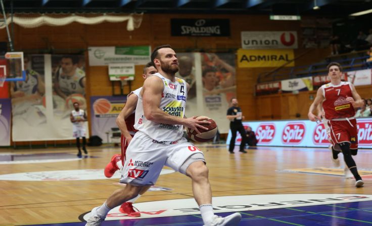 Enis Murati in Wurflaune. Foto: Swans