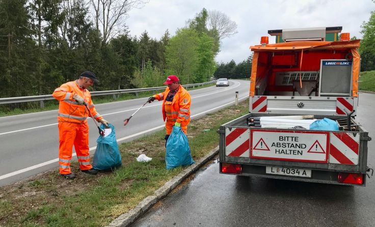 Teams der Straßenmeisterei sind laufend im Müll-Einsatz. Foto: Thomas Leitner
