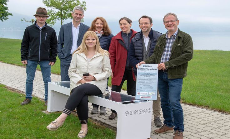 Neue Solarbank lädt zum verweilen am Seeufer. Foto: Fotoshop Traunsee