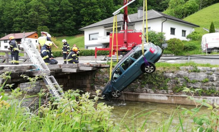 Pkw wurde aus Aurach geborgen.Foto: www.feuerwehr-altmuenster.at