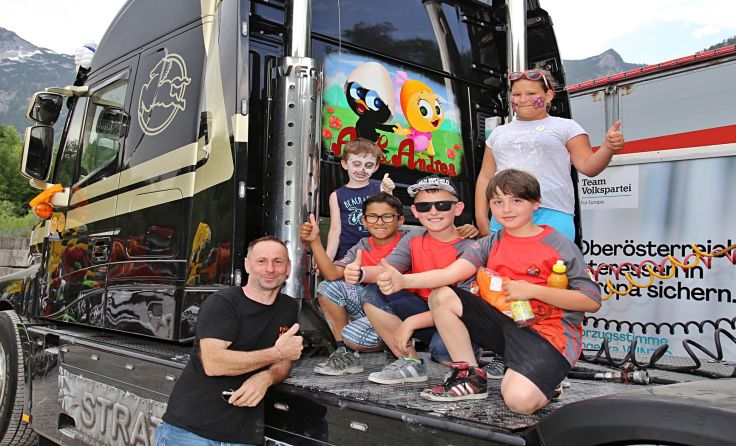 Begeisterte Kids erfreuten sich inmitten großer Lastwagen. Foto: Hörmandinger
