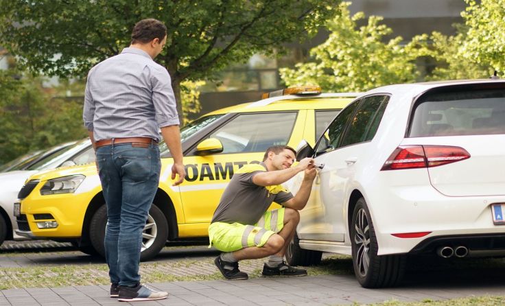 ÖAMTC-Pannenhelfer öffnet Fahrzeugtüre. Foto: ÖAMTC/Grumböck