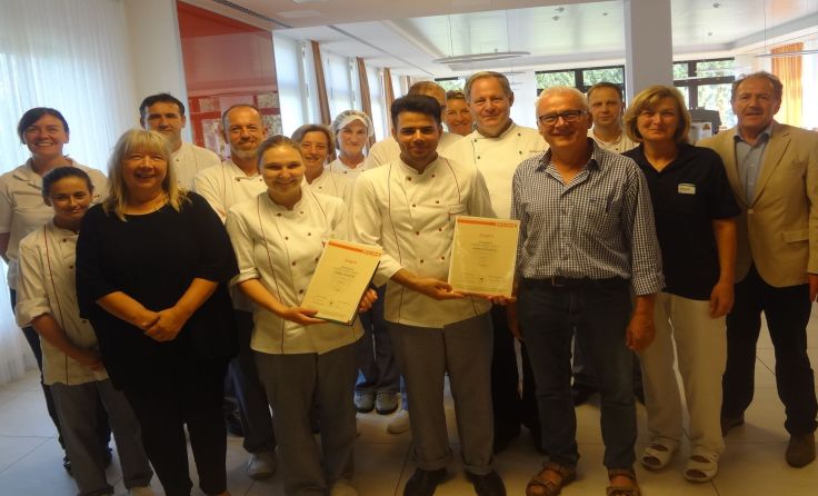 Ganzes Team ist stolz auf Katharina und Hashmat (Bildmitte). Foto: Rehazentrum