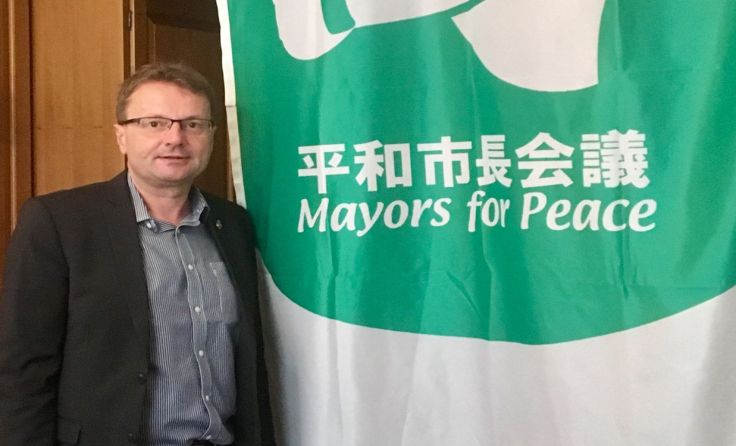 Stadtchef Hannes Heide hisste Flagge für "Mayors for Peace". Foto: Stadtgemeinde Bad Ischl