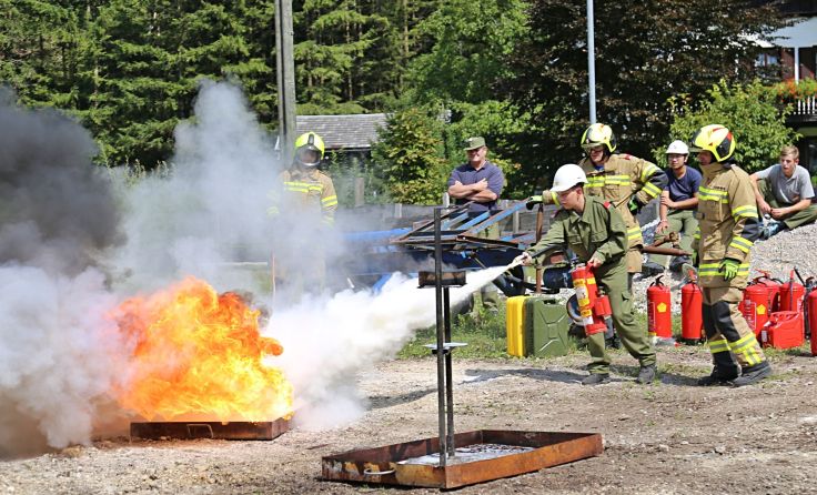 Realitätsnahe Einsätze lehrten Nachwuchs das Feuerwehrwesen. Foto: Hörmandinger