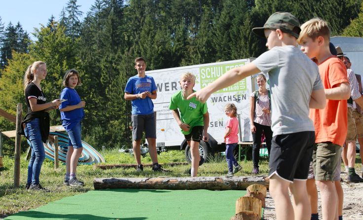 Kinder hatten Spaß beim Zwetschkenkern-Weitspucken. Foto: Naturpark Attersee-Traunsee