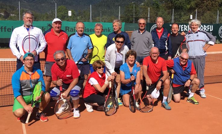 Gemeinsam den verstorbenen Vereinsmitgliedern gedenken.Foto: TC Bad Ischl
