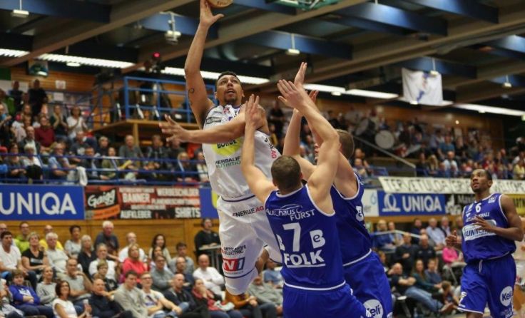 Gmundner Swan Jordan Loveridge (weißes Trikot) am Ball. Foto: Swans