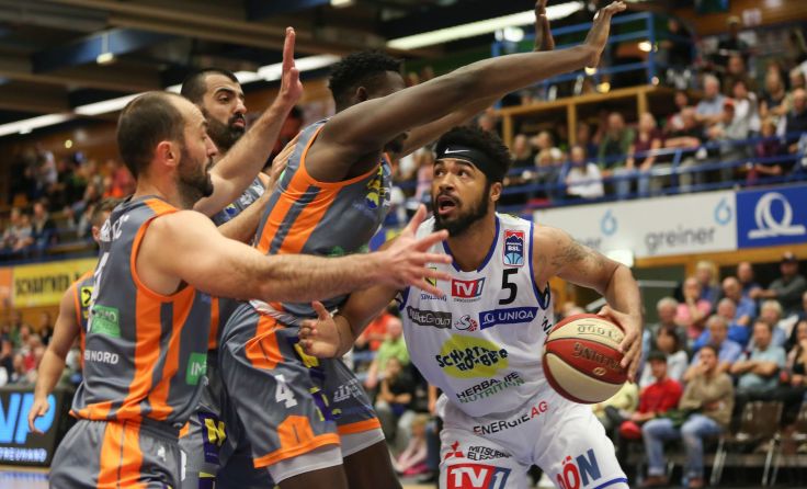 Voller Swans-Einsatz: Javion Ogunyemi (re.) gegen die Dukes. Foto: Hannes Kienesberger