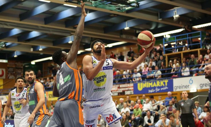 Javion Ogunyemi (re.) am Ball gegen Traiskirchen Lions. Foto: Swans