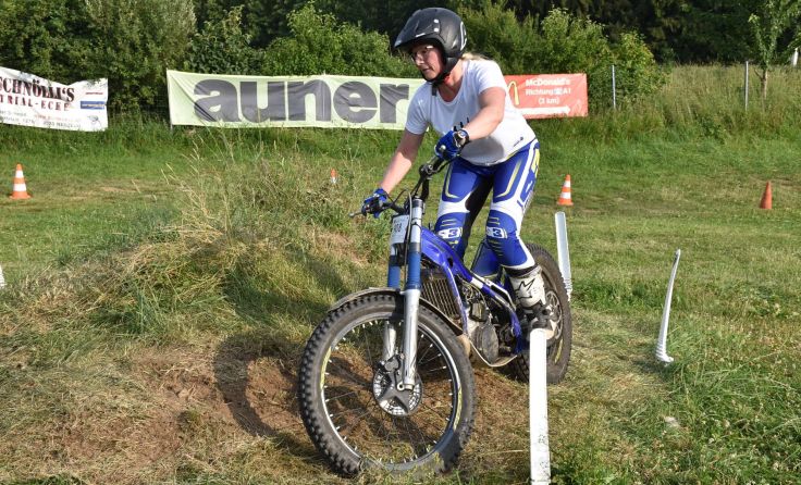 Nina Fürthauer auf ihrer Sherco 250. Foto: Trialgarten 