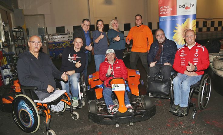 Initiatoren und Teilnehmer in der Kartbahn in Ebensee. Foto: Hörmandinger 