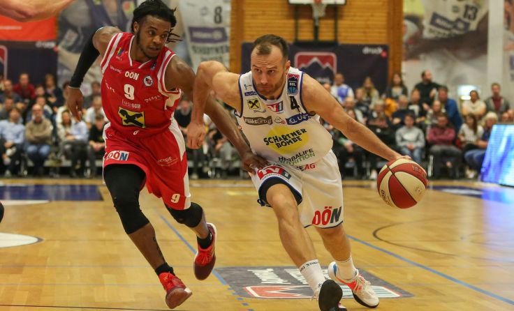 Swan Enis Murati (r.) am Ball gegen Flyers Wels. Foto: Hannes Kienesberger