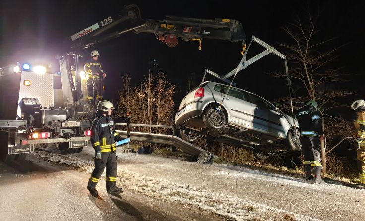 Fahrzeug musste mit Kran geborgen werden. Foto: ff-badischl.at