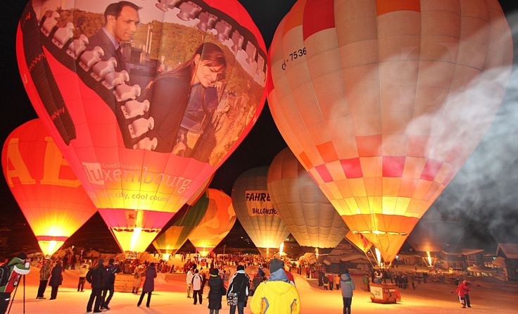 Nächtlicher Tanz der Heißluftballone in der Gosauer Bergwelt. Foto: Hörmandinger