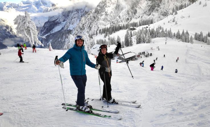 Lisa und Patrick genießen in Gosau traumafte Pisten. Foto: OÖ Seilbahnholding