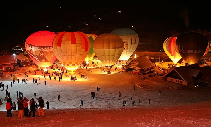 Hell erleuchtetes "Ballon-Ballett" am 22. Jänner in Gosau Foto: Hörmandinger