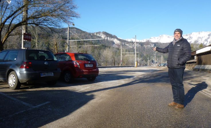Bürgermeister Leopold Schilcher zeigt Parkplätze am Bahnhof in Goisern. Foto: Gemeinde Bad Goisern