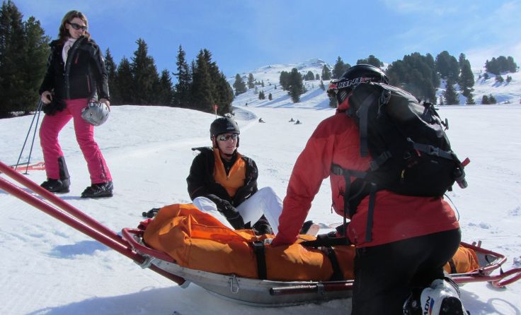 Einsatzkräfte helfen nach Unfall. Foto: pixabay/Hans Martin Paul