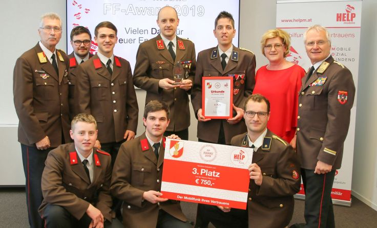 Mitglieder der Feuerwehr Wirling freuen sich über den Stockerlplatz. Foto: FF Wirling