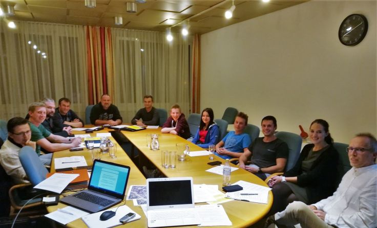 Jugendliche bei Gespräch mit Gemeindevertretern. Foto: JCUV