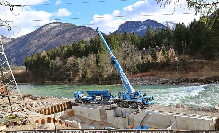 Tonnenschwere Klappen werden montiert. Foto: Hörmandinger 