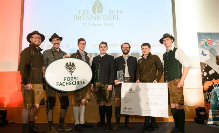 Teilnehmer übernehmen Naturschutzpreis in Wiener Neustadt. Foto: Forstfachschule.at