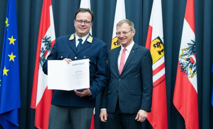 Peter Puntigam, Thomas Stelzer (v. li.) bei der Übergabe. Foto: Land OÖ/ Max Mayrhofer
