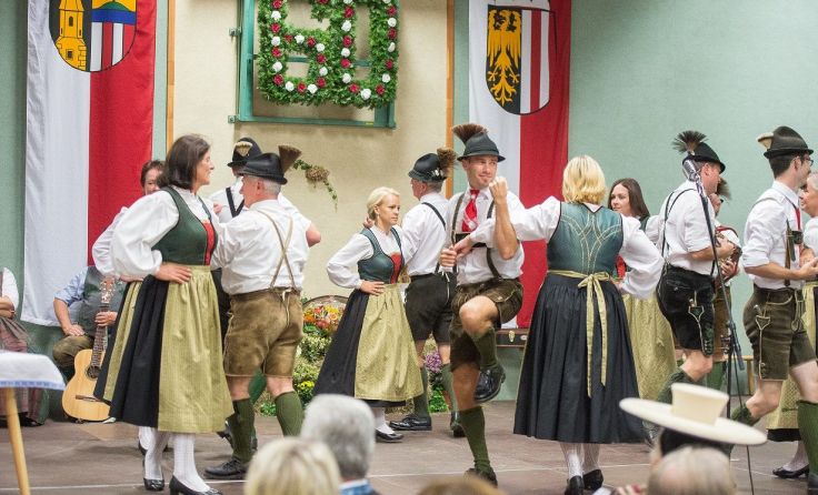 Die Volkstanzgruppe unterhält mit Brauchtum aus der Region. Foto: Fotoshop Traunsee
