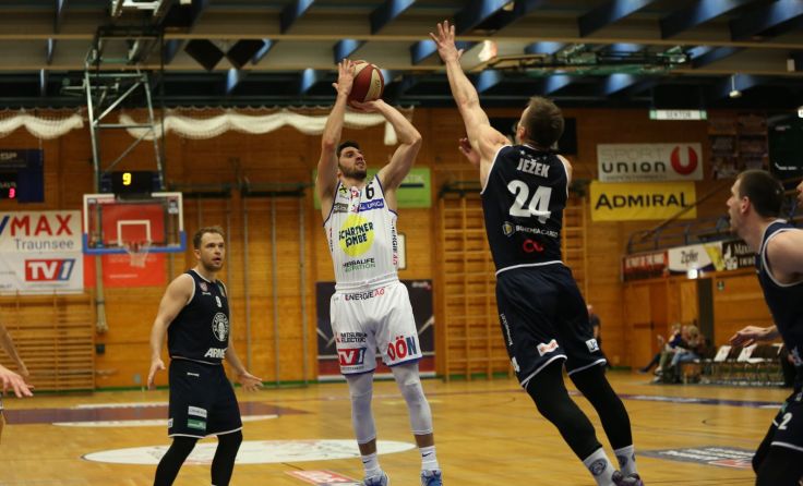 Basket Swan Daniel Friedrich am Ball gegen Tschechien. Foto: Swans
