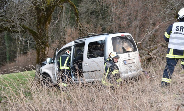 Feuerwehr musste Fahrzeug bergen. Foto: Feuerwehr Altmünster