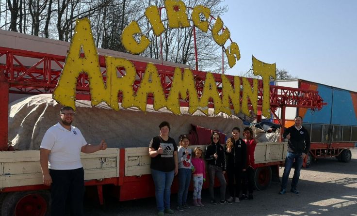 Fanklub hilft festsitzendem Zirkus. Foto: Bruderhofer