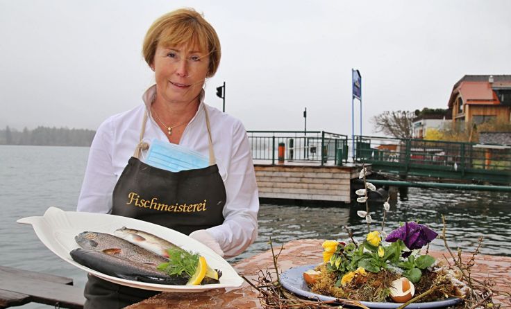 Fischermeisterin Elfriede Höplinger mit frischem Fisch am Wolfgangsee. Foto: Hörmandinger