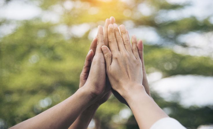 Zusammenhalt zeigen. Symbolfoto: WarapornW./Shutterstock