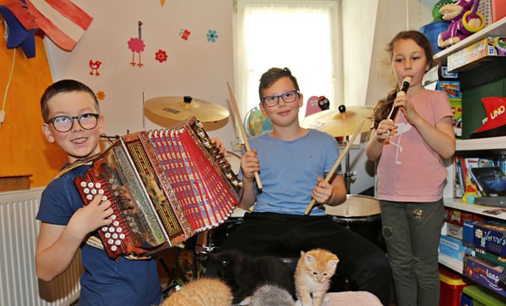 Gabriel, Raphael und Rosi (v. li.) aus Ebensee musizieren zusammen. Foto: Hörmandinger