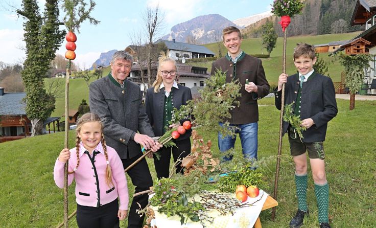 Hermann Graf mit seinen Kindern beim Palmbuschenbinden. Foto: Hörmandinger