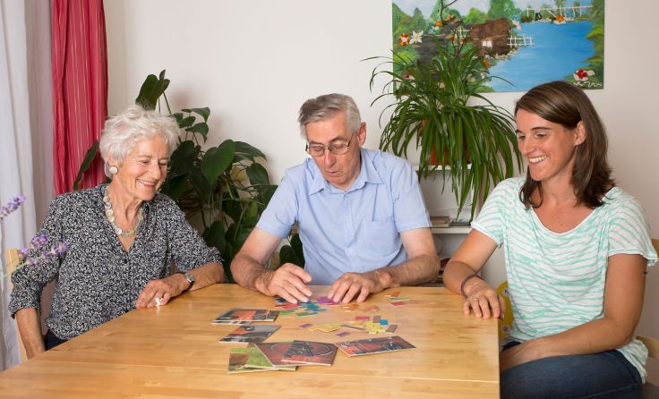 Menschen mit Demenz unterstützen. Foto: Margot Haag