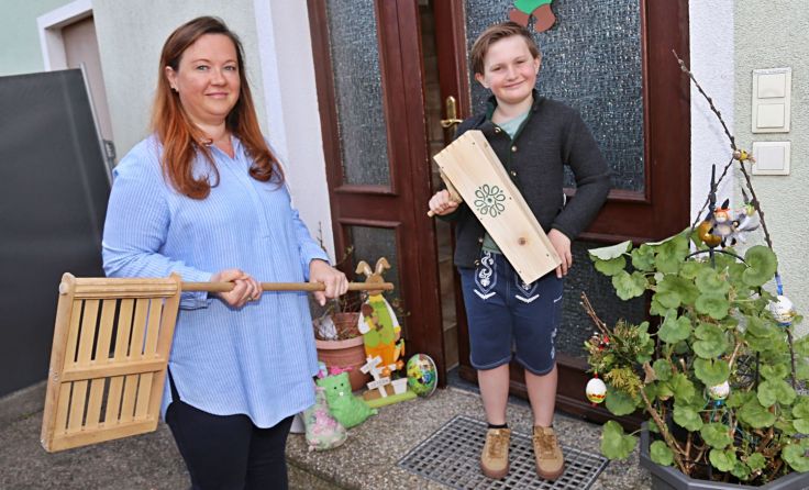 Mama Sandra und Söhnchen Tim machten mit und ratschten vor der Haustüre. Foto: Hörmandinger