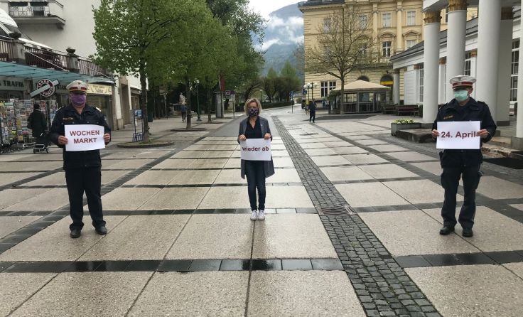 Ines Schiller (Bildmitte) mit Polizist am Wochenmarktgelände. Foto: Stadtgemeinde Bad Ischl