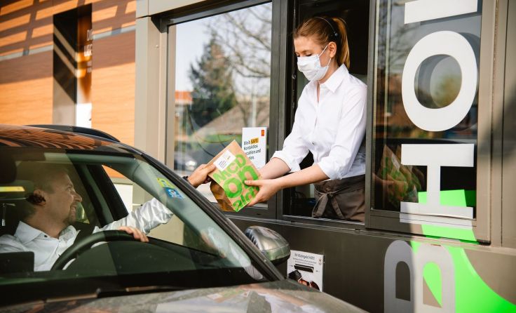  Sicherer Abstand und kontaktlose Übergabe beim McDrive. Foto: McDonald’s Österreich 