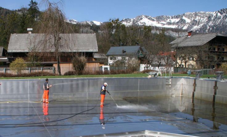 Die Vorbereitungen für den Start in die Badesaison laufen auf Hochtouren. Foto: Chr. Besendorfer