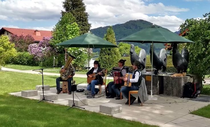 Gruppe Almfreiheit musiziert im Garten des Altenwohnheimes in Altmünster. Foto: Dagmar Stocker