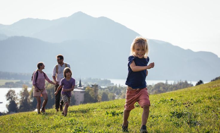 Familie beim Wandern am Wolfgangsee. Foto: ÖW/Sebastian Stiphout