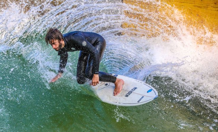 Surfer genießen den künstlichen Kick an der Traun. Foto: Hörmandinger