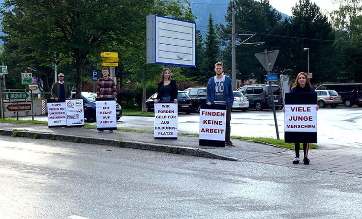 Aktivisten bei ihrer Straßenaktion in der Salinengemeinde. Foto: SJ Ebensee