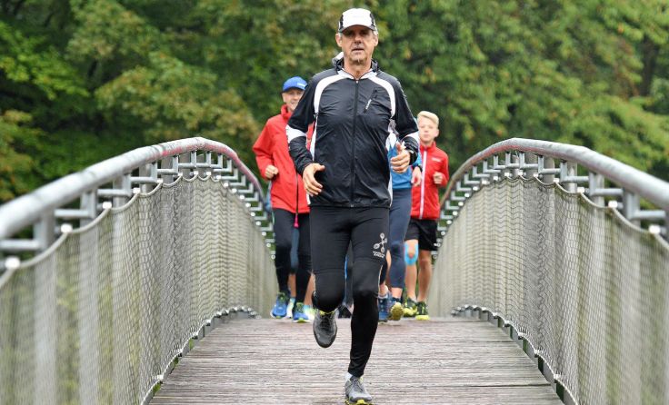 Organisator Fritz Kieninger beim Fünf-Brücken-Lauf. Foto: Wolfgang Spitzbart