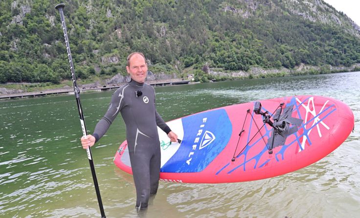 Johannes Schöffl aus Redlham mit seinem Board am Traunsee. Foto Hörmandinger