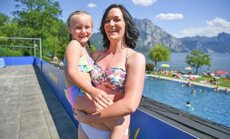 Mama Michaela und Töchterchen Melissa taugts im Solarbad Altmünster. Foto: Klemens Fellner