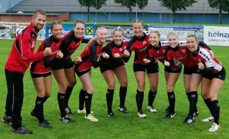 Die Papergirls mit Trainer. Foto: Verein