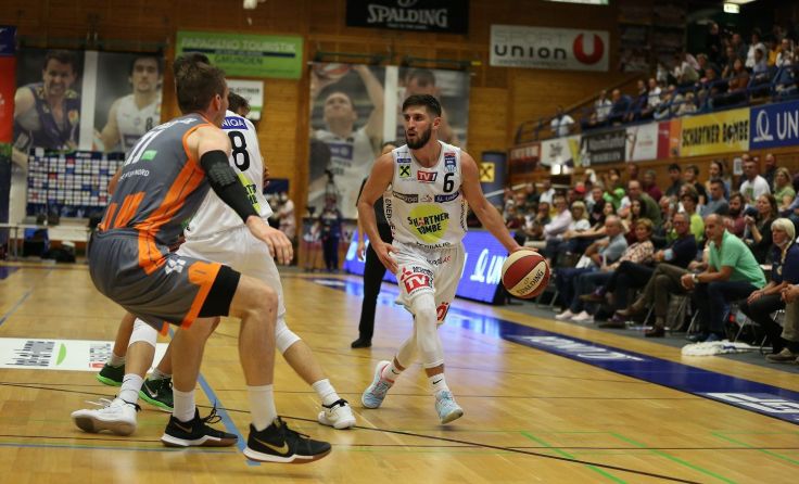 Gmundner Swan Daniel Friedrich am Ball gegen die Dukes. Foto: Swans